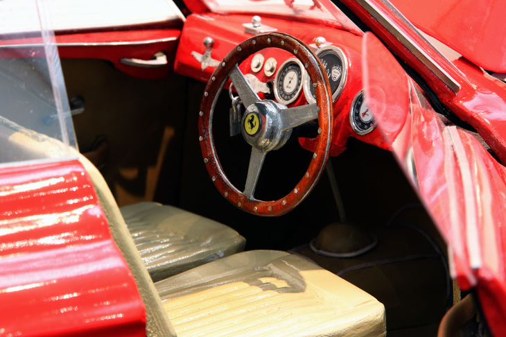 「166インター」のコックピット。メーターの盤面はカラープリンターやカラーコピーで製作。