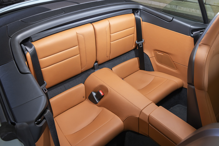 992の後期型ではリアシートが無償オプション扱いとなったが、「カブリオレ」は例外らしい。外から見えるだけにここがカーペット張りでは都合が悪いのだろう。