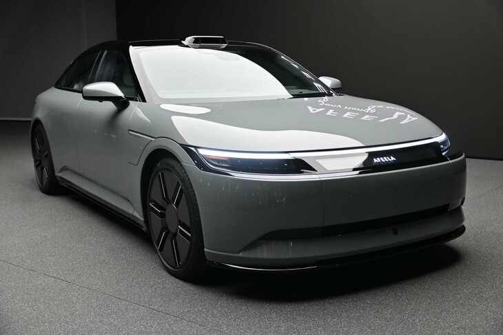 ソニー・ホンダモビリティが発表した「アフィーラ プロトタイプ2024」。「ニュートラル」をテーマにしたデザインは、ほぼ2023年発表のモデルのまま。サイドミラーが一般的なものになっているのが特徴だ。