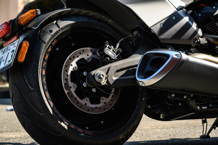 240/40R18という極太サイズのリアタイヤ。フェンダーはスイングアームに取り付けられており、タイヤと一緒に上下に動く。