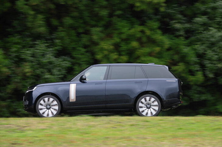 「SV」グレードは、V8エンジンを搭載した「P530」のSWBとLWB、そしてプラグインハイブリッド車「P510e」のSWBと、計3モデルに設定される。LWBとはロングホイールベースの意味で、標準車より全長とホイールベースが200mmも長い。