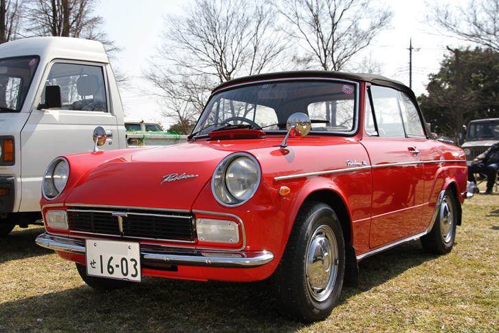 1968年「トヨタ・パブリカ・コンバーチブル」。トヨタのTをあしらったエンブレムがアクセントとなる黒塗りフロントグリルを持つ、初代パブリカ最終型のコンバーチブル。