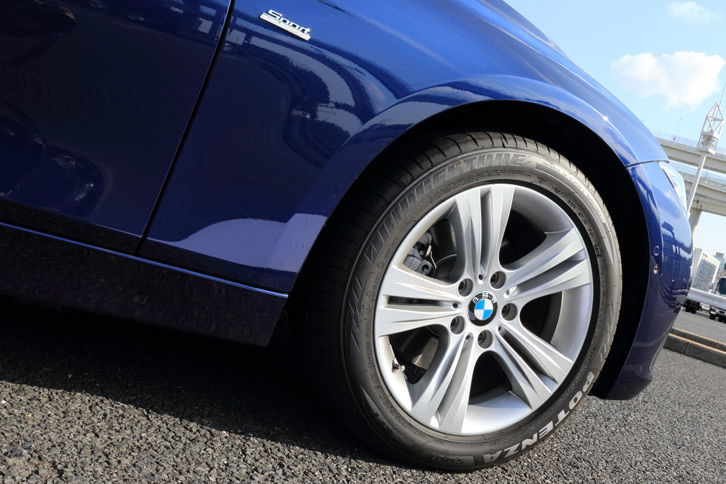 試乗車の17インチアルミホイール。タイヤは、「ブリヂストン・ポテンザS001 RFT」が装着されていた。