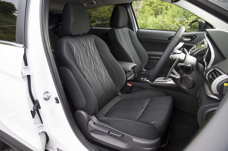 シートの表皮はファブリック。オプションで、電動調節機構を持つ本革シート（22万6800円）も用意される。