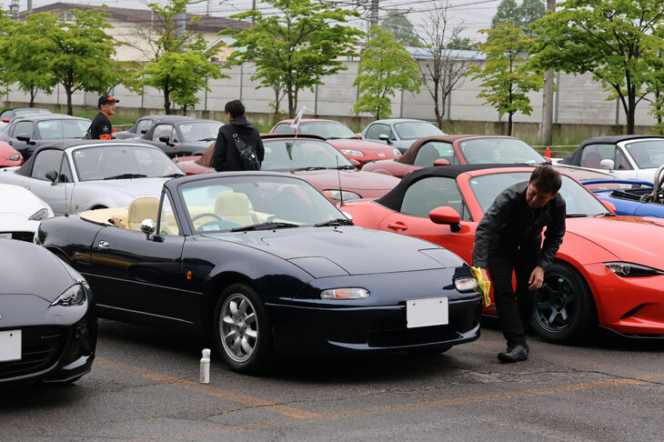 8時のゲートオープンとともに、駐車場への入場がスタート。駐車を終えると、さっそく自慢の愛車を熱心に磨き上げるオーナーたちが多数見受けられた。