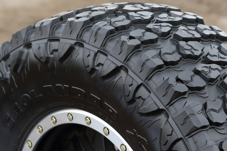 横まで回りこんだ凹凸により、泥濘路やサンド路ではトレッド面だけでなくサイド面でもトラクションが発生。もちろん視覚効果も抜群で、ヨコハマの説明員いわく「デザイナーは本当に楽しみながら仕事していたと思いますよ」とのこと。