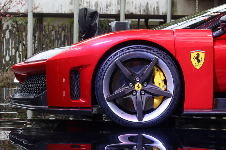 フェラーリF80（フロントのフェンダーおよびホイール）