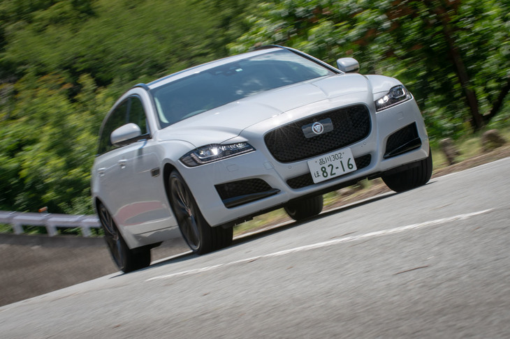 280kmあまりを走行した今回のテストでは、満タン法で10.6kmリッターの燃費を記録。1830kgの車重などを考慮すると2ケタ超えは上々だ。