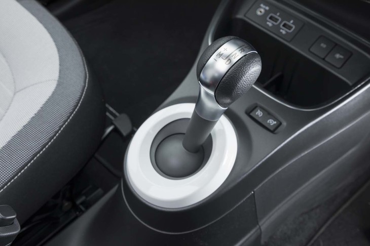 「キャンバストップ」のトランスミッションは6段のデュアルクラッチ式AT。2020年2月には1リッター自然吸気エンジンに5段MTを組み合わせた「S」グレードも発売された。