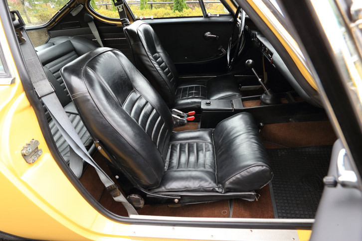 シートは黒のレザー製。後席の乗降を容易にするため、背もたれにはレバーで操作する可倒機構が備わっている。