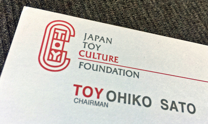 佐藤氏の名刺。ファーストネームの先頭「TOY」が赤で強調されている。