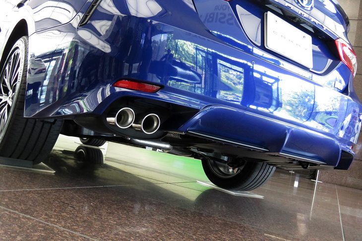 リアビューを引き締める、ディフューザーを思わせるスポーティーな形状のバンパーと、2本出しのマフラー。