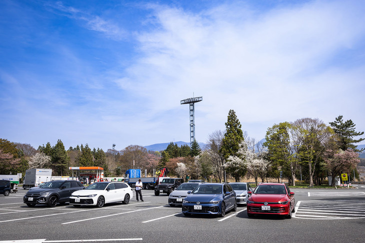 スタート地点からおよそ120km先のゴールとなる赤城高原サービスエリアに到着。渋滞ポイントを避け時間優先ルートを選択したこともあって、webCGチームがダントツの一番乗りとなった。もっともいかに早くゴールしても、今回の勝負を分けるのは車載燃費計の数値であり、到着順位は一切考慮されない。