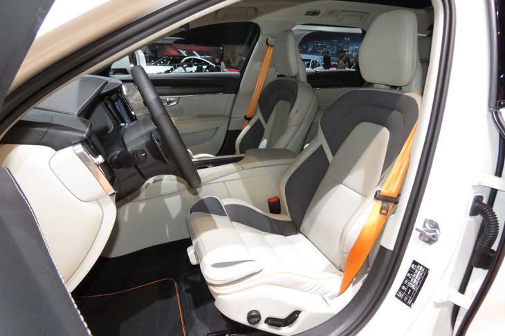 ボルボV90クロスカントリー オーシャンレースエディション（フロントシート）