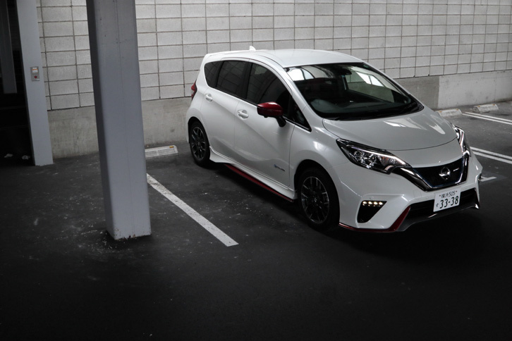 「ノート」の「NISMO」シリーズには、テスト車の「ブリリアントホワイトパール」をふくむ、全5色のボディーカラーが用意される。