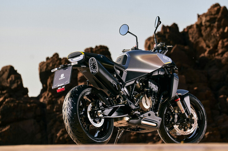 2024年10月に発表された「ハスクバーナ・ヴィットピレン801」。スウェーデン語で“白い矢”を意味するヴィットピレンシリーズの上位モデルであり、同門のスクランブラー「スヴァルトピレン801」の兄弟車にあたる。