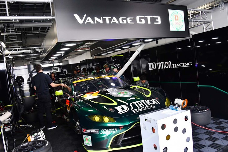 D'station Racingのピット。勝利に向けて、予選日からクルーが一体となっている様子がうかがえた。「まずは1勝」が、チームの合言葉だ。