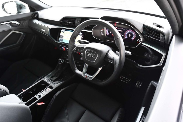 フラットボトムのマルチファンクションレザーステアリングホイールは、オプション「ベーシックパッケージ」に含まれるアイテム。