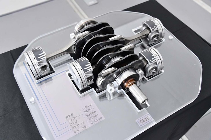新開発「CB18」ユニットのピストンとコンロッド、クランクシャフト。新型の1.8リッターエンジンは先代の1.6リッターエンジンに比べロングストローク型になっている。