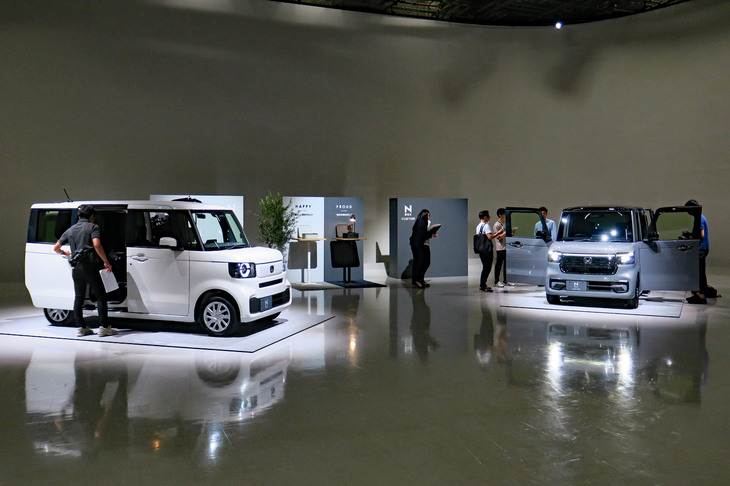 新型「ホンダN-BOX」の取材会兼撮影会の会場より、ノーマルの「N-BOX」（写真向かって左）と「N-BOXカスタム」（同右）。「これだけデザインの質感が高いんだから、非カスタム系にも上級モデルの設定があっていいと思うんですけどね」というのは、webCGほったの意見。