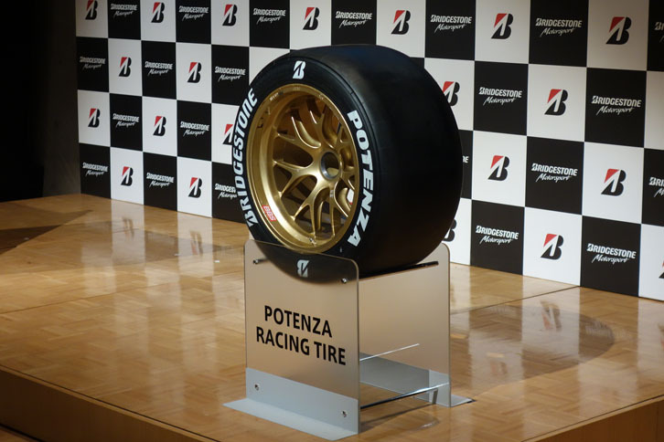 SUPER GTなどで使用される「ポテンザ」のレーシングタイヤ。