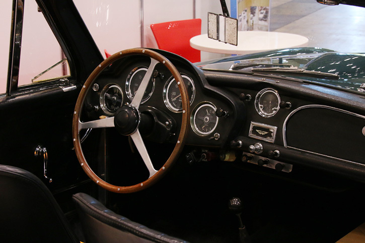 日本自動車博物館のブースに展示される「アストンマーティンDB MK III」（1958年）。