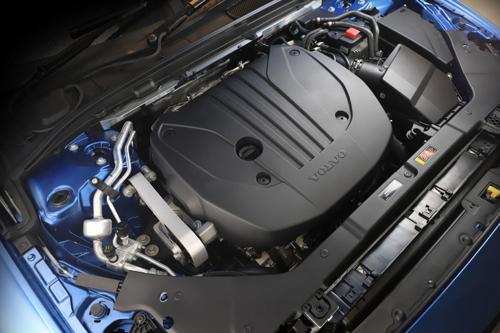 「B5」に搭載される2リッターターボエンジン。「B6」ともども、エンジンブロックやシリンダー、吸排気系、制御系……と、「T5／T6」のものより全面的な改良が加えられた。