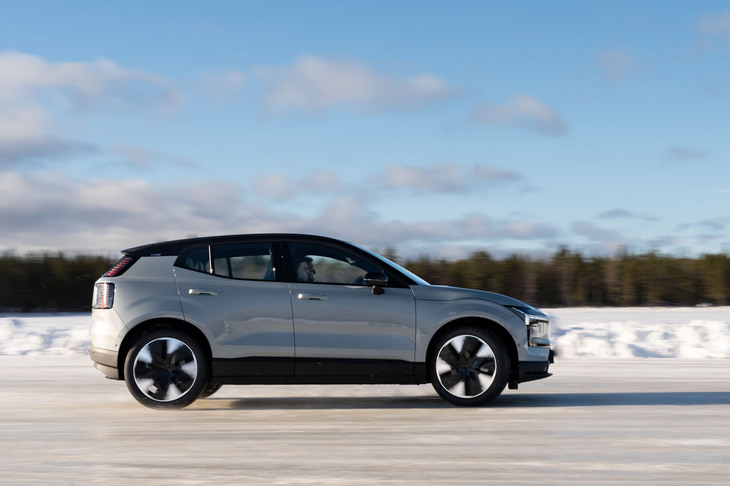 駆動用リチウムイオンバッテリーの容量は69kWh。WLTPモードの一充電走行距離は445-450km。