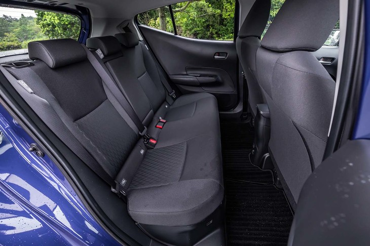 ホイールベースを50mm延長するなどして、後席における前後シート間距離は20mm拡大された。室内幅は先代に比べ30mm広がっている。