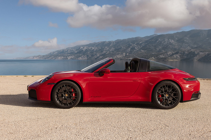 「T-ハイブリッド」は「911カレラGTS」に搭載され、ボディーサイドには「t-hybrid」のロゴが入る。ボディースタイルについては「クーペ」「カブリオレ」「タルガ」の3タイプがラインナップされ、クーペとカブリオレはRWDと4WD、タルガは4WDのみの設定となる。