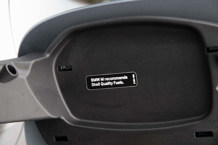 今回のテストでは440km余りを走行。満タン法、車載燃費計とも7.6km/リッターの燃費を記録した。フューエルリッドの内部には「BMW MはShellクオリティーの燃料を推奨する」旨が書かれている。