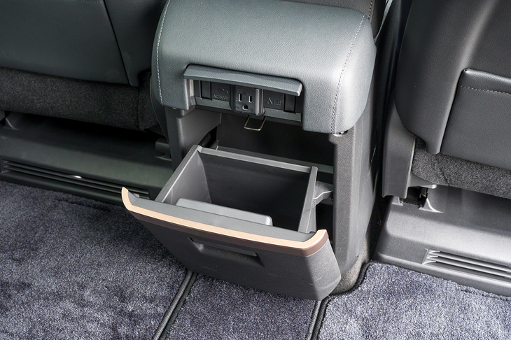 センターコンソールの背部にはAC100V・1500Wのコンセントとコンパクトなゴミ箱が備わっている。細かなアメニティーにも配慮が行き届いている。