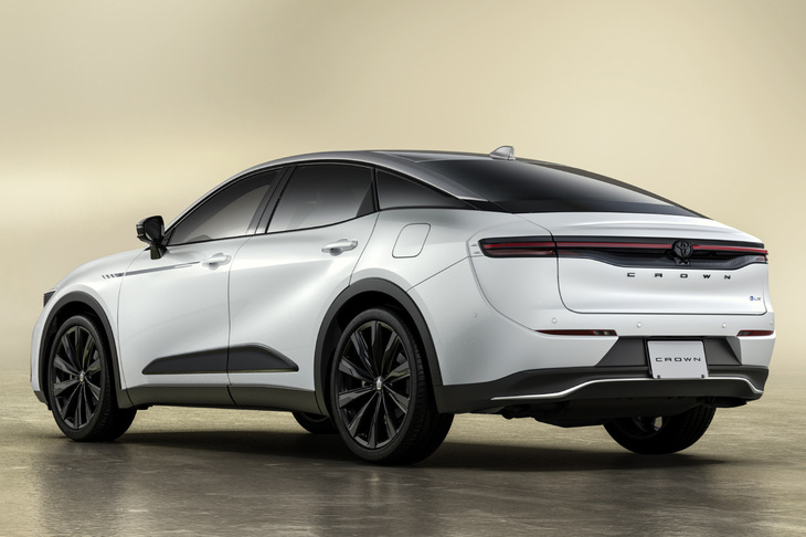 トヨタ・クラウン クロスオーバーRS“THE 70th”