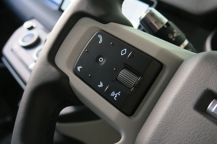 ランドローバー・ディフェンダー110 SE エクスプローラーパック装着車（ステアリングスイッチ）