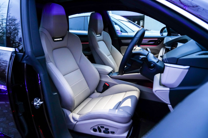 ポルシェ・マカン（フロントシート）