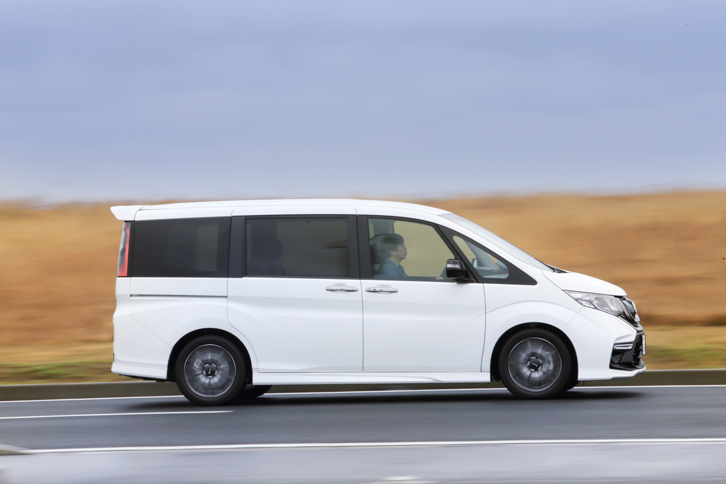 「モデューロX」のサスペンションは路面からの入力による車体の揺れを素早く収束させるので、長距離を走っても疲労が少ない。