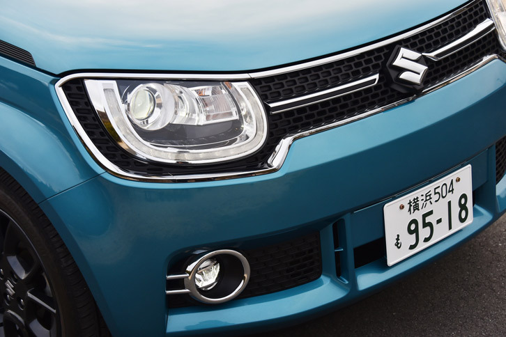 U字形のポジションランプが特徴的な「イグニス」のヘッドランプ。「ハイブリッドMZ」にはオートレベリング機構付きのLED式ヘッドランプが装備される。