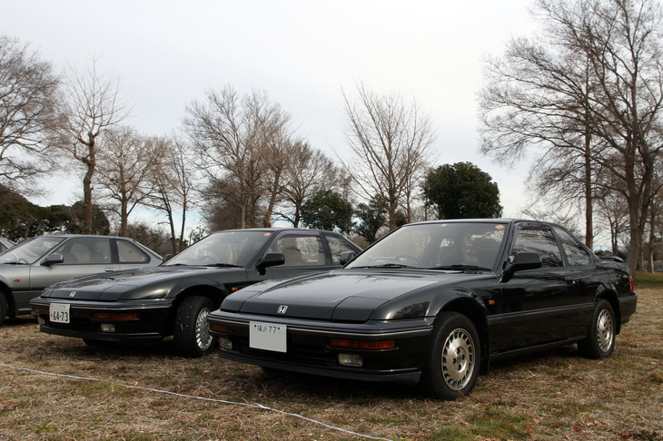 1987年に2度目の世代交代を迎えた3代目「プレリュード」。大ヒットした先代をブラッシュアップし、いっそう低められたボンネットはミドシップの「フェラーリ328GTB」より低いと言われた。この2台はいずれも1988年登録のトップグレード「2.0Si」だが、黒いボディーカラーは特別仕様車と限定車のみだったとのこと。