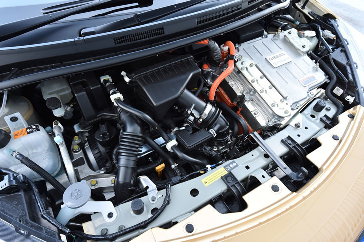 「ノートe-POWER」のエンジンルーム。写真中央には1.2リッター直3エンジンが、その向かって右側にはインバーターとモーターがレイアウトされる。