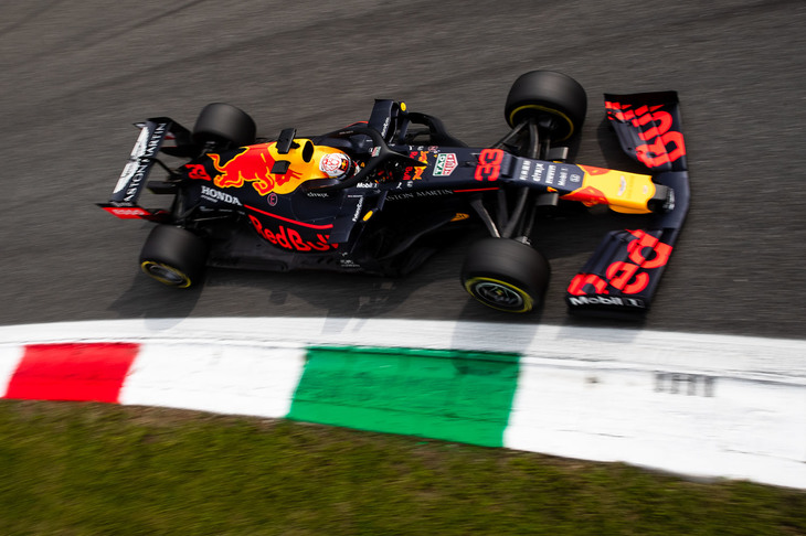 前戦ベルギーGPでホンダの最新型パワーユニット搭載を見送ったフェルスタッペン（写真）。イタリアGPではその「スペック4」を載せることになり、最後尾からのスタートが事前に決まっていた。マシンやパワーユニットの感触を確かめるべく出走した予選Q1だったが、パワーロスを訴えたことでタイム計測ならず。この事象は、縁石を越えた際に過剰なホイールスピンが発生、オーバーレブを検知したホンダとFIAのモニタリング双方のシステムが働いたためだったことが判明した。19番グリッドからスタートしたレースでは、シケイン状のターン1に進入する集団との衝突を避けようとするも、セルジオ・ペレスのレーシングポイントと接触してしまい、1周を終えてピットインを余儀なくされた。終盤8位まで挽回するものの、またもや前を走るペレスを相手に難儀し、そのままの順位でゴールした。チームメイトのアレクサンダー・アルボンは、8番グリッドから6位フィニッシュ。イタリアでのレッドブルは不発に終わった。（Photo=Red Bull Racing）