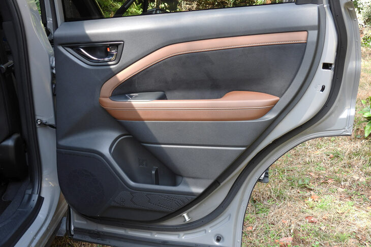 スバル・フォレスター プレミアムS：HEV EX（リアドアトリム）