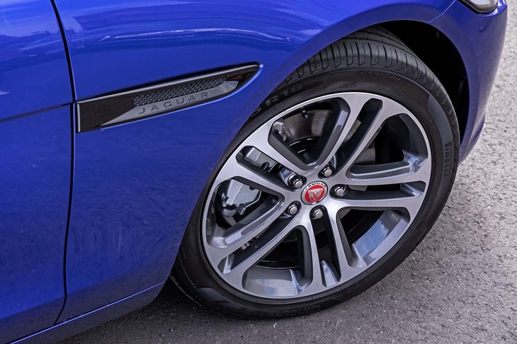 試乗車は前225/45R18、後ろ245/40R18サイズの「ピレリ・チントゥラート」タイヤを装着。気になるトレッド面の減りなどは確認できなかった。