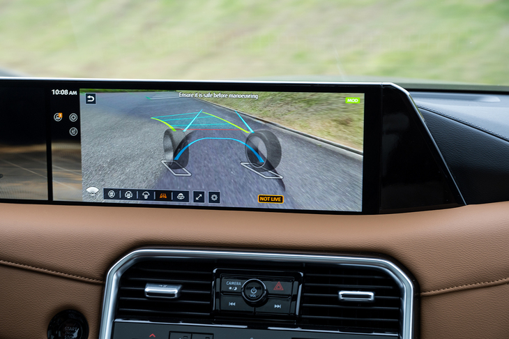 これは「インビジブルフードビュー」と呼ばれる、車両の真下を映し出すモード（合成映像）。オフロード走行だけでなく、駐車操作時にも積極的に使いたい。