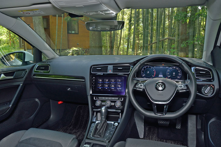 新しい「ゴルフ」の目玉の1つはデジタル化。「TSIハイライン」ではオプションとなるが、「アクティブインフォディスプレイ」が採用された。