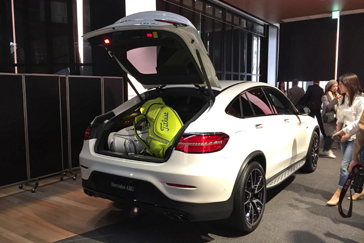 「GLCクーペ」のラゲッジスペースは最大で1400リッター。ゴルフバッグは3つ積載可能。写真は「メルセデスAMG GLC43 4MATICクーペ」。