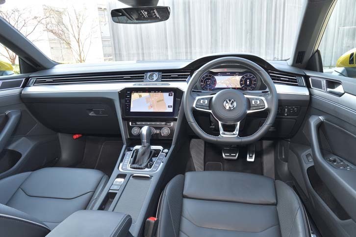 ダッシュボードのデザインは「パサート」に準ずるもの。アルミのデコラティブパネルなどでスポーティーな要素が追加されている。