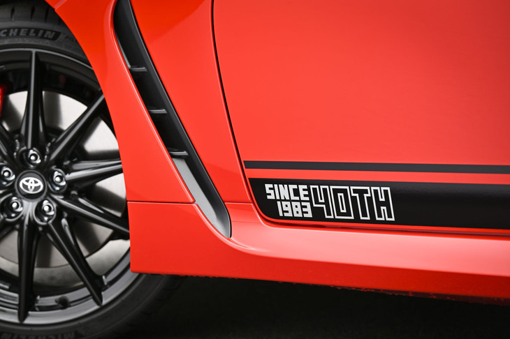 トヨタGR86 RZ“40th Anniversary limited”（40周年記念サイドデカール）