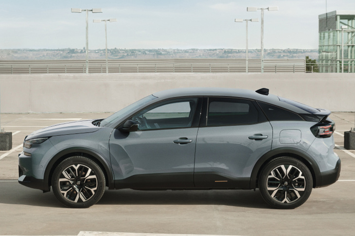 「シトロエンC4」のボディーサイズは全長×全幅×全高＝4375×1800×1530 mm、ホイールベースは2665mm。