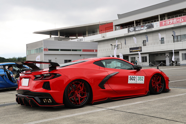 パドックで見かけた、カスタムされた「C8コルベット」。エアサスを入れているのか、ペッタペタにローダウンされている。