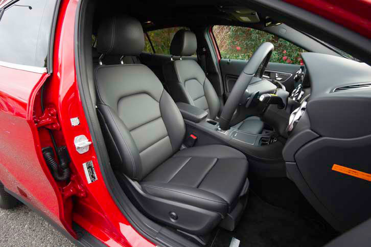 テスト車はセットオプションの「プレミアムパッケージ」の装着により、フロントシートにメモリー機構や電動パワーシートなどが備わっていた。